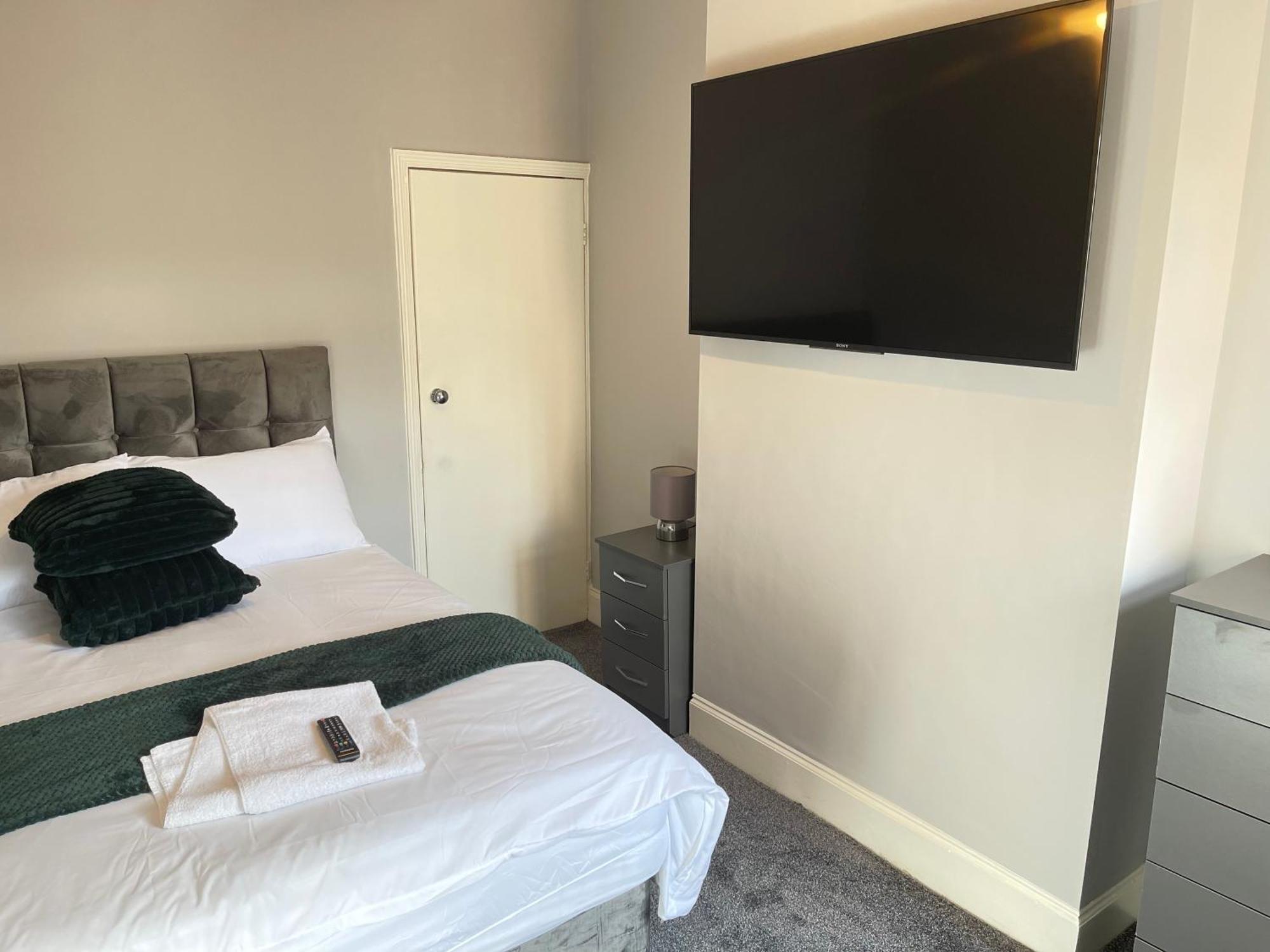 Hometel Digs Morden Comfy Home Can Sleep 11 Leicester Exterior foto