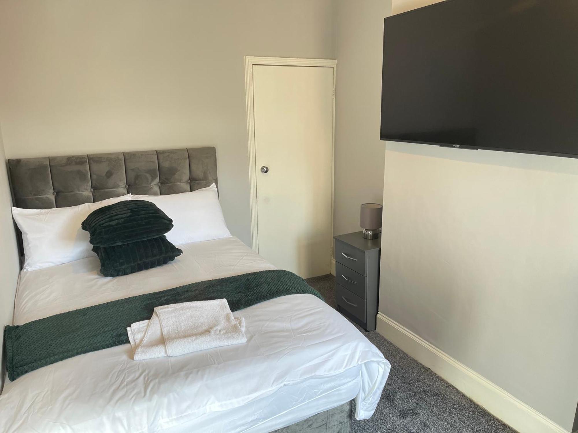 Hometel Digs Morden Comfy Home Can Sleep 11 Leicester Exterior foto