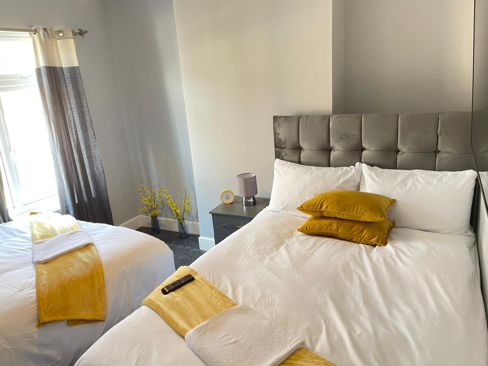 Hometel Digs Morden Comfy Home Can Sleep 11 Leicester Exterior foto